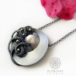 srebrny wisior z motywem warkocza i perłą - Naszyjniki - Biżuteria