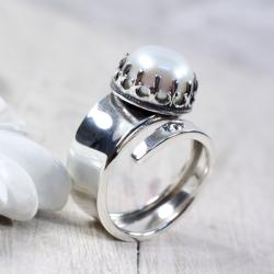 Regulowany pierścionek z perłą - Pierścionki - Biżuteria