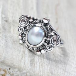 Delikatny pierścionek z perłą - Pierścionki - Biżuteria