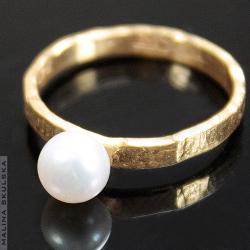 pierścionek,ryflowany,perła,złocony,srebrny - Pierścionki - Biżuteria