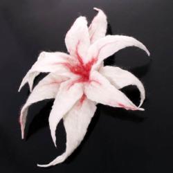 broszka lilia,broszka kwiatowa - Broszki - Biżuteria