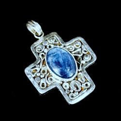 srebrny krzyżyk z kyanitem - Wisiory - Biżuteria