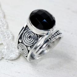 Srebrny,regulowany pierścionek z onyksem - Pierścionki - Biżuteria