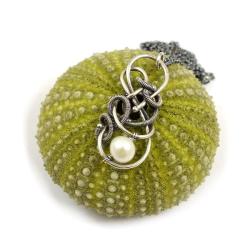 wisiorek,wire-wrapping,perła,misterny, - Naszyjniki - Biżuteria