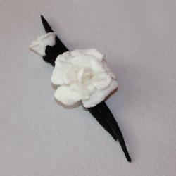 biała róża,broszka filcowana - Broszki - Biżuteria