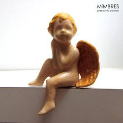 aniołek,figurka siedząca,romantyczny,zamyślony - Ceramika i szkło - Wyposażenie wnętrz