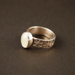 pierścionek z kamieniem księżycowym - Pierścionki - Biżuteria
