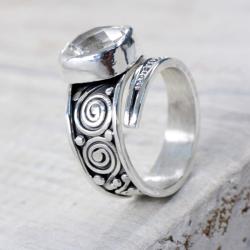 Regulowany pierścionek z kryształem górskim - Pierścionki - Biżuteria